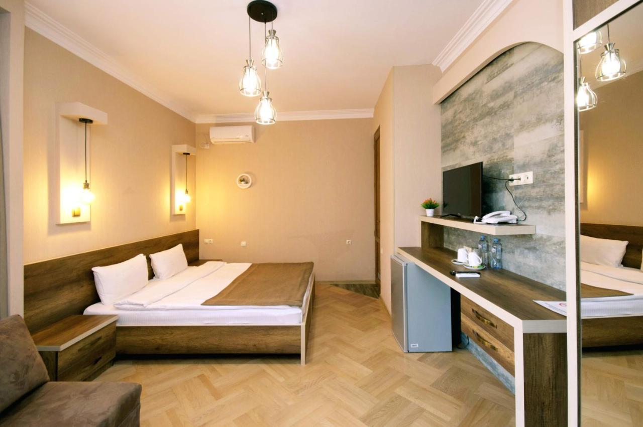 Hotel Livin Tiflis Dış mekan fotoğraf